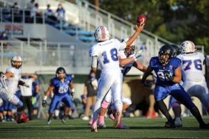 #18QB若林から#5WR髙岡へのパス